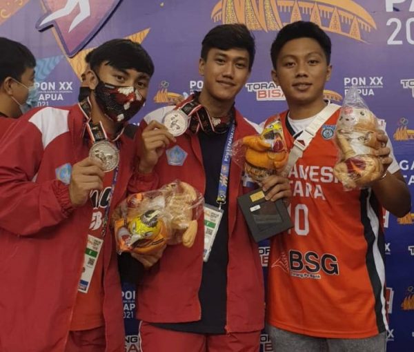 Tiga Mahasiswa UPH Surabaya Raih Medali Perak Cabor Basket di PON XX 2021