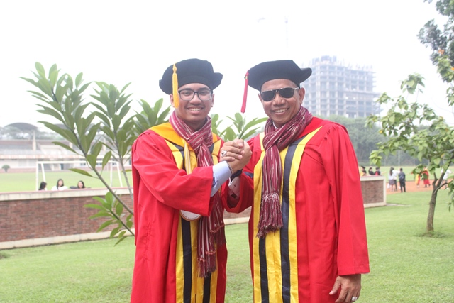 UPH Melantik Dr. Hinca Pandjaitan sebagai Doktor Hukum di Wisuda XXXIII